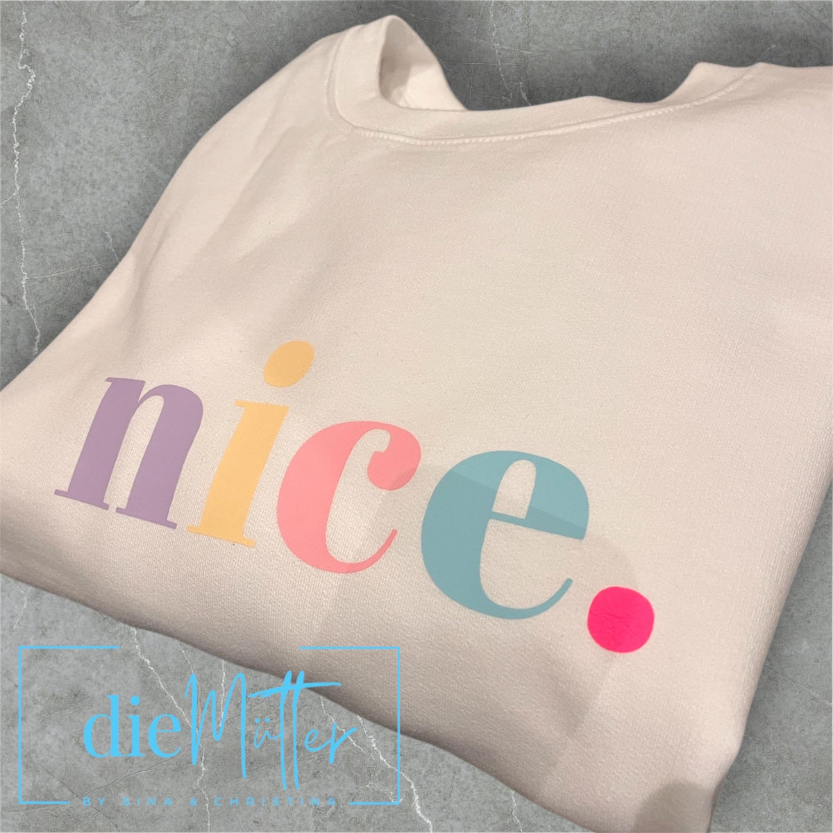 Statement-Sweatshirt „nice.“ – Weiß Pastell