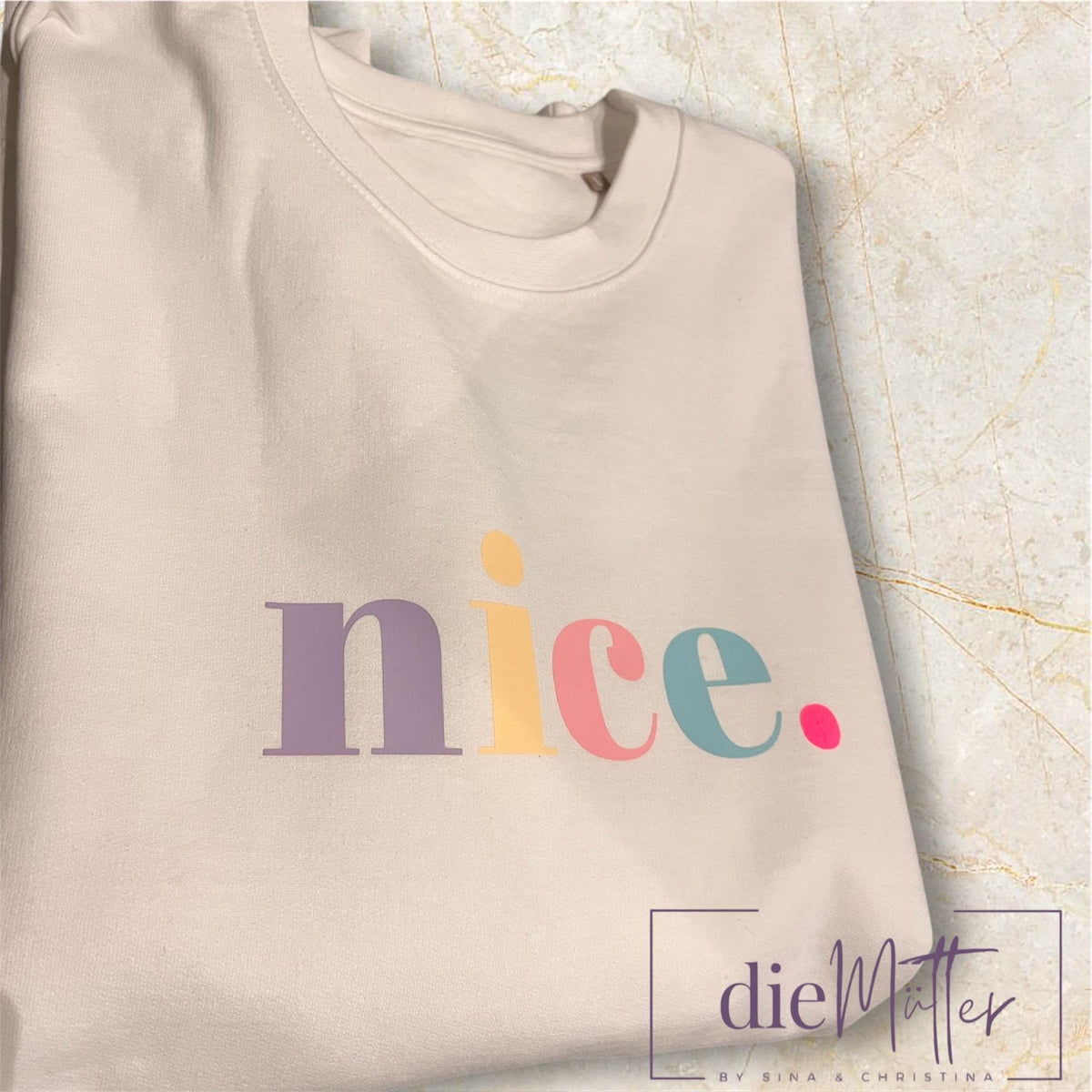 Statement-Sweatshirt „nice.“ – Weiß Pastell