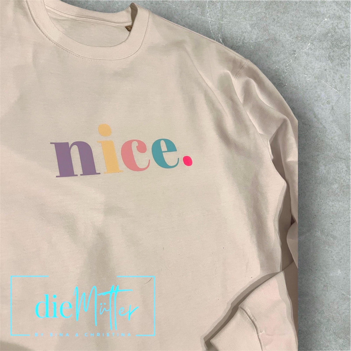 Statement-Sweatshirt „nice.“ – Weiß Pastell