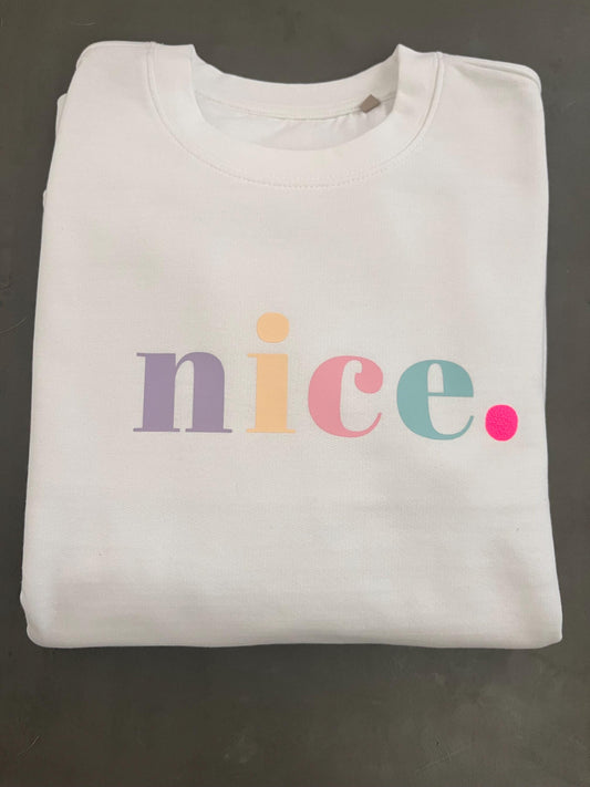 Statement-Sweatshirt „nice.“ – Weiß Pastell