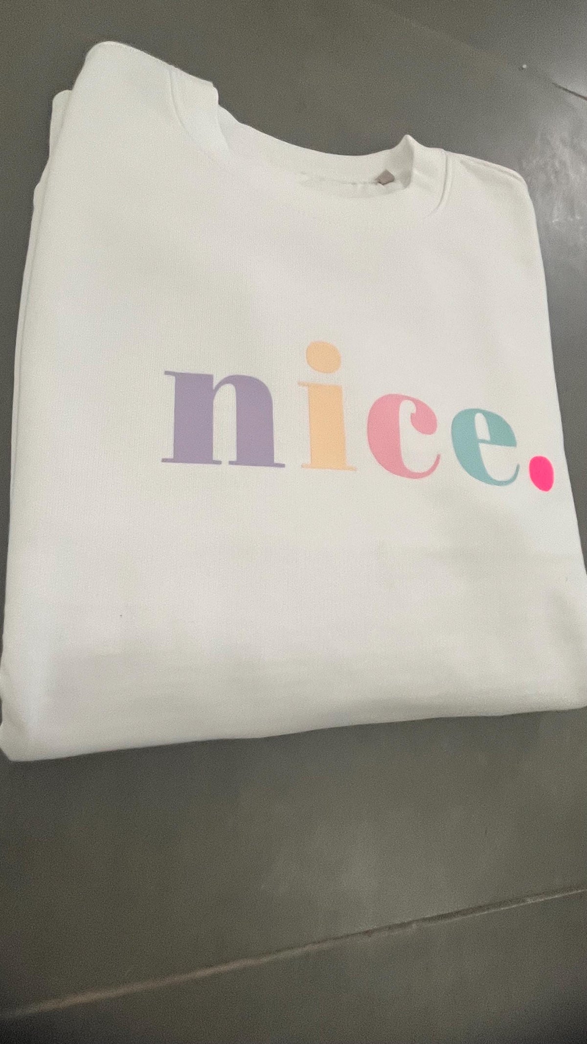 Statement-Sweatshirt „nice.“ – Weiß Pastell