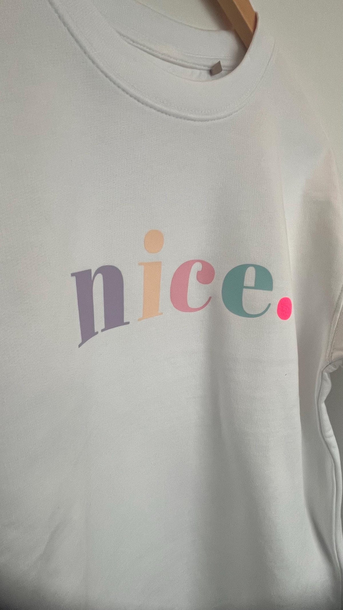 Statement-Sweatshirt „nice.“ – Weiß Pastell