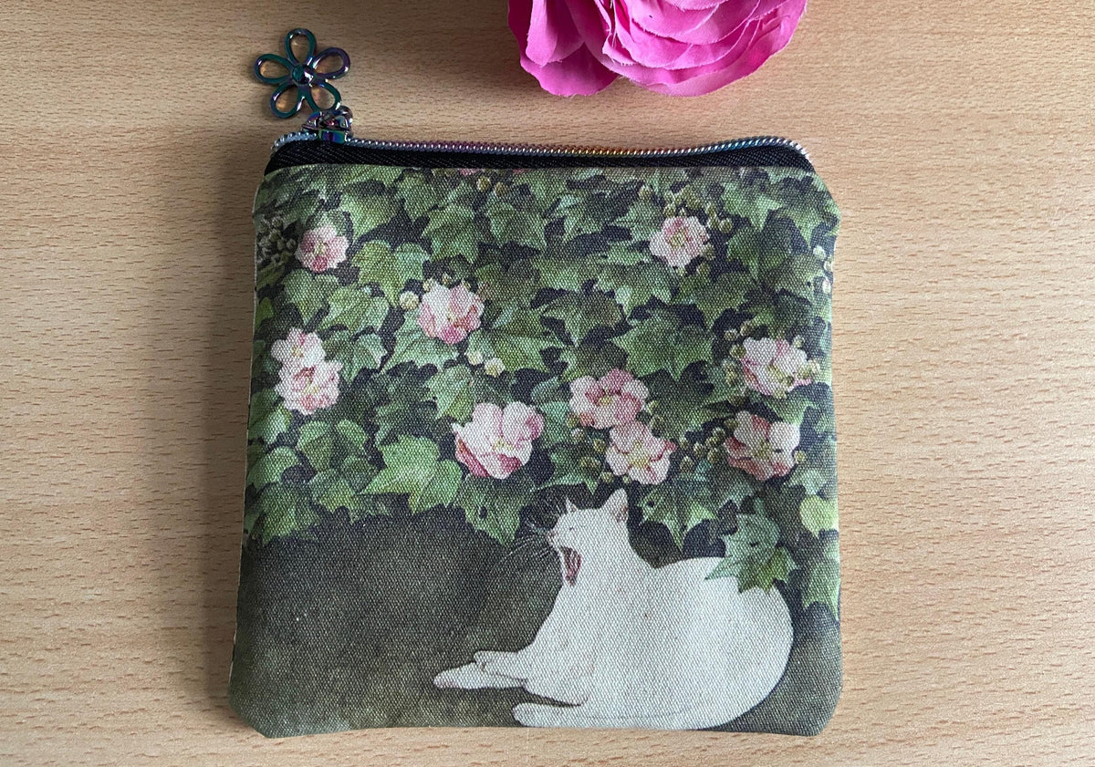 Katze und Blumen
