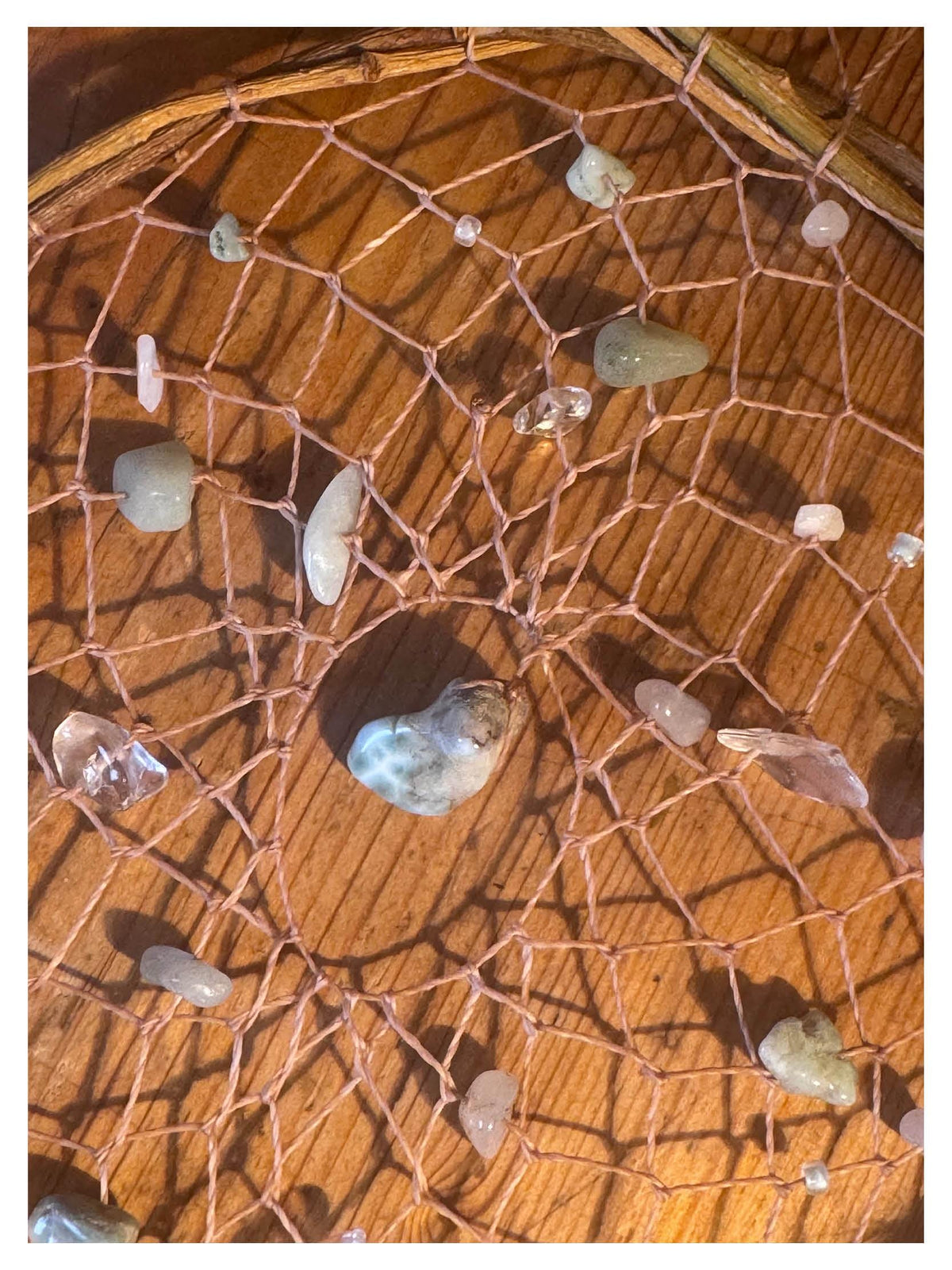 Traumfänger „Wie das Meer“ mit Larimar, Amazonit, Aquamarin, Milchquarz, Bergkristall und Süßwasserperle