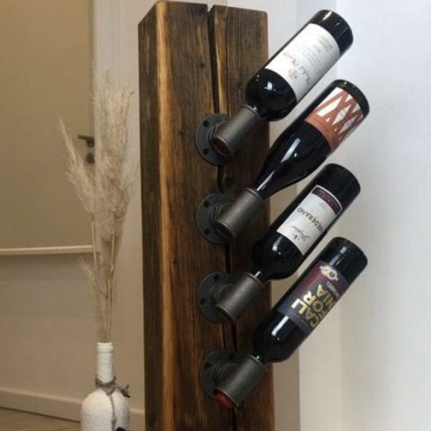 Weinregal aus altem Eichenbalken