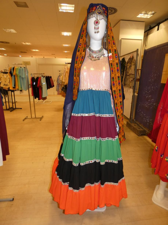Traditionelles Kleid, bunt gestuft