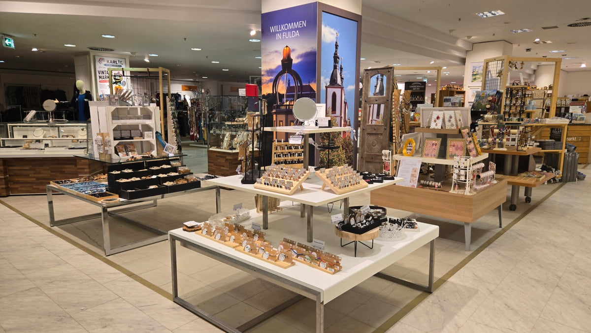 Blick in den KARL PopUp Store in Fulda mit Schmuck- und Deko-Tischen