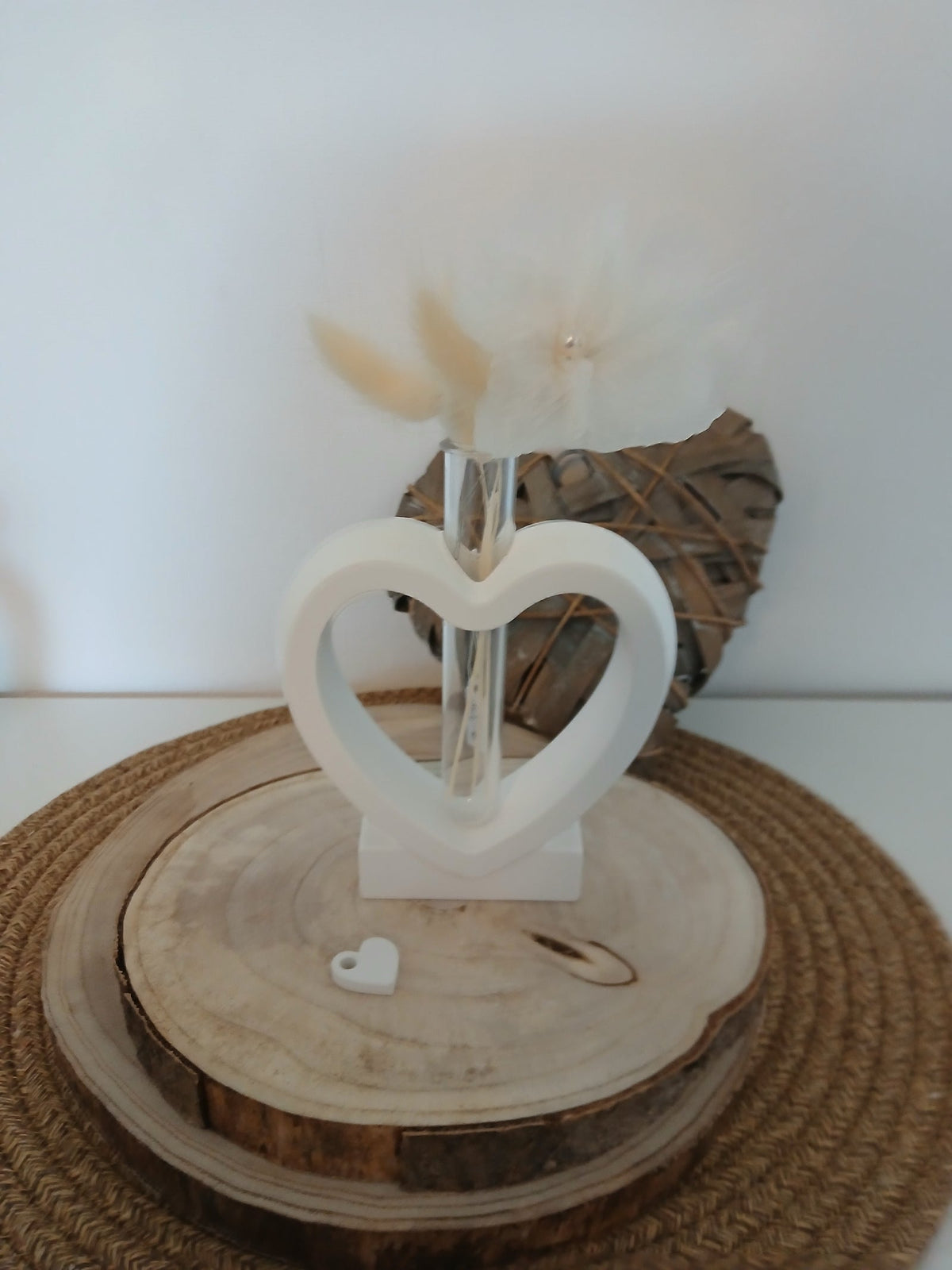 Herzvase mit Trockengras