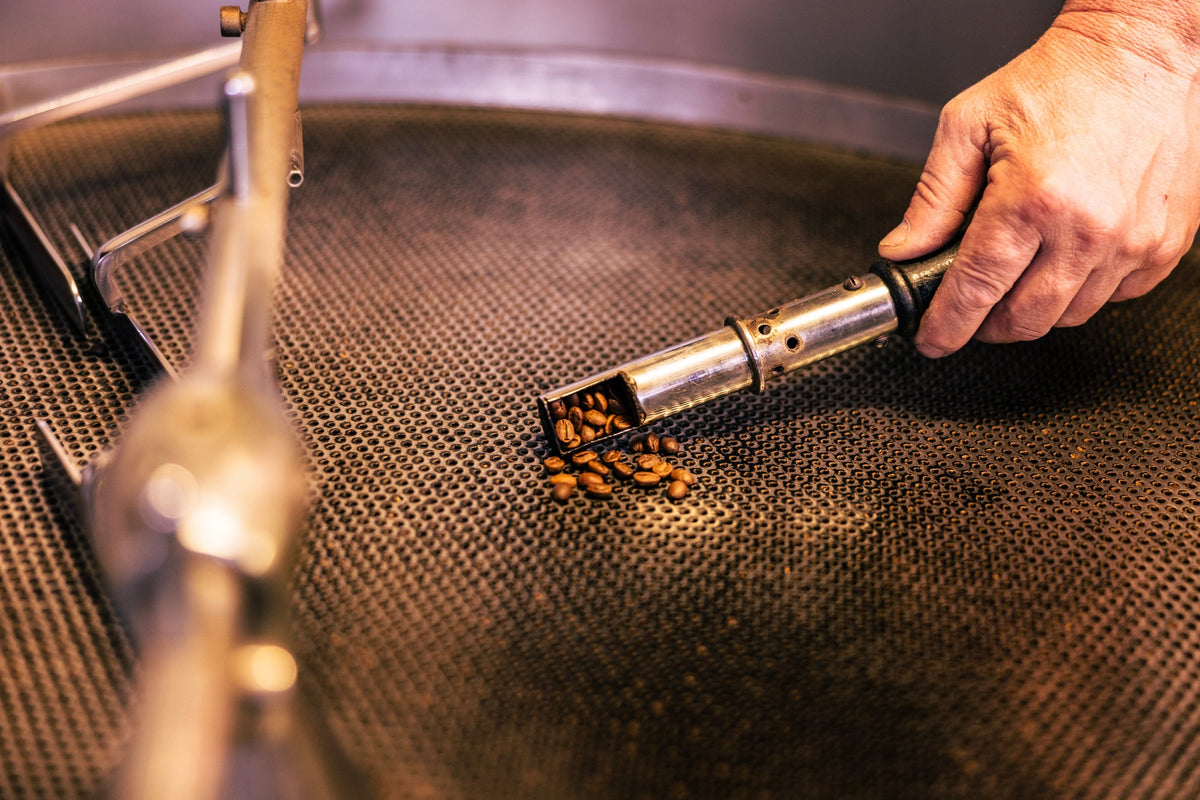 Handwerk an der Röstmaschine