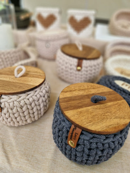 Korb mit Holzdeckel aus Akazie