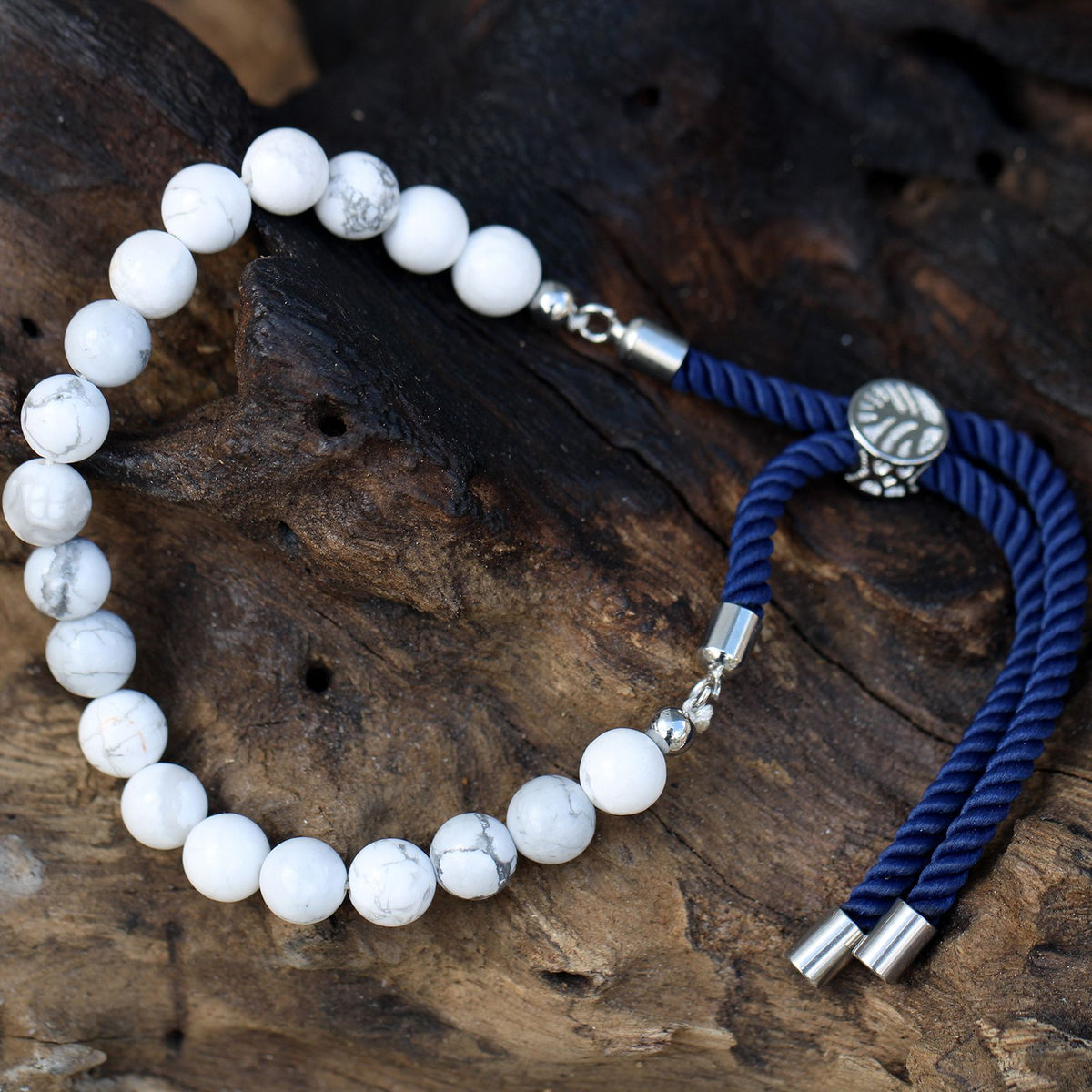 Armband – Edelstein Schnur versilbert navy – Weißer Howlith