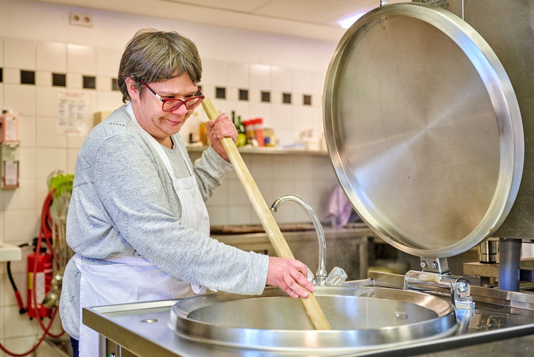 Von Hand gerührt in der Werkstatt-Küche