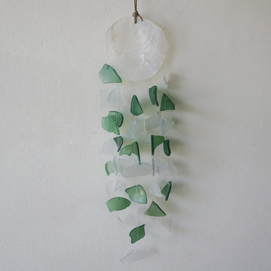 Windspiel aus Recyclingglas & Capiz – Grün/Weiß