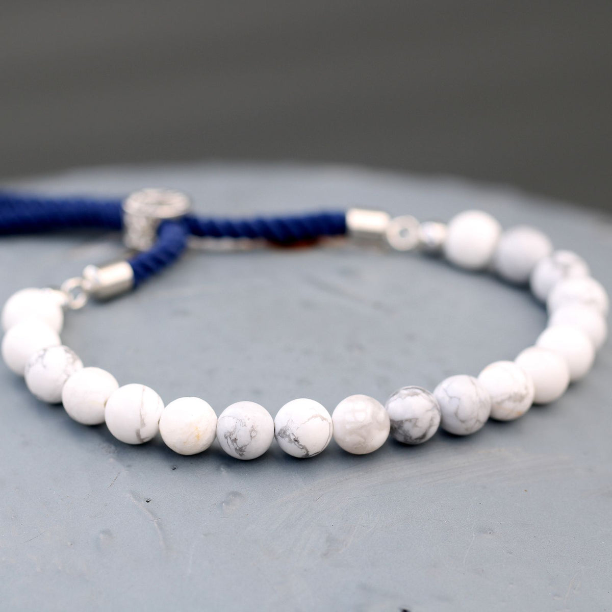 Armband – Edelstein Schnur versilbert navy – Weißer Howlith